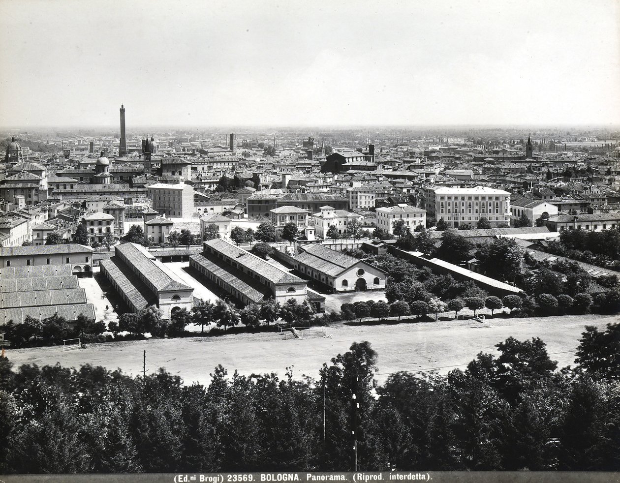 Panoramautsikt över Bologna med några fabriker. av Giacomo Brogi