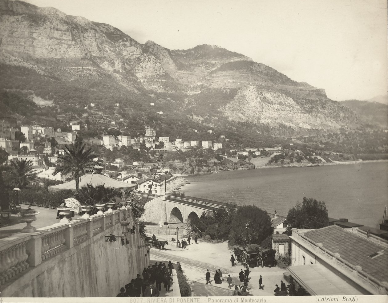 Panoramautsikt över Montecarlo i Monaco. Scenen visar olika förbipasserande; till vänster ser vi en närbild av en balustrad i marmor av Giacomo Brogi