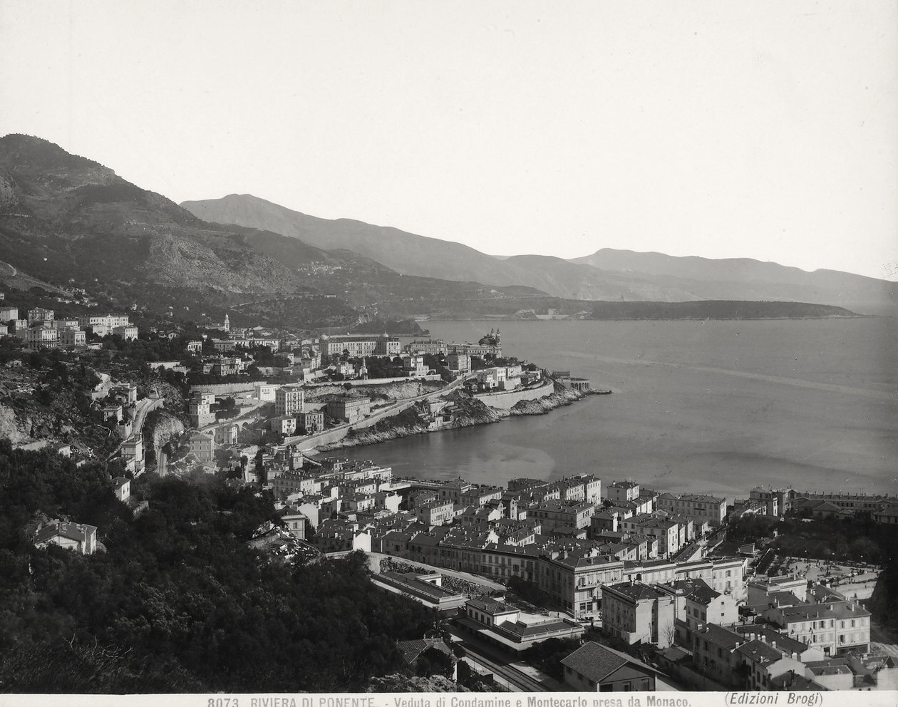 Utsikt över Condamine och Montecarlo, två befolkade städer med utsikt över havet. Bilden är tagen från Monaco av Giacomo Brogi