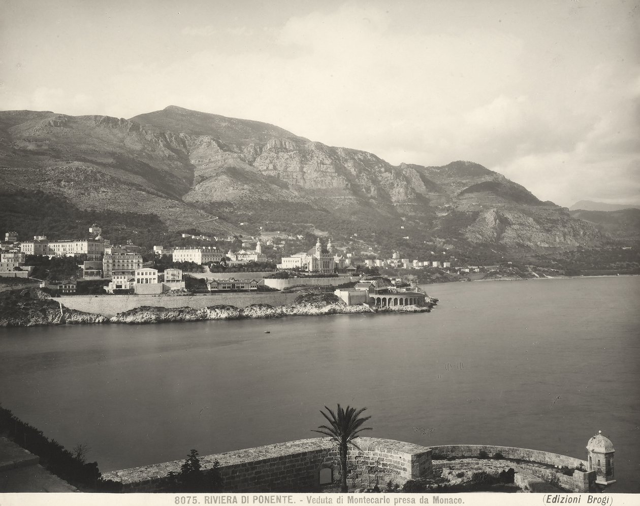 Utsikt över Montecarlo, semesterort med utsikt över Liguriska havet. De maritima alperna reser sig i bakgrunden. Bilden är tagen från Monaco av Giacomo Brogi