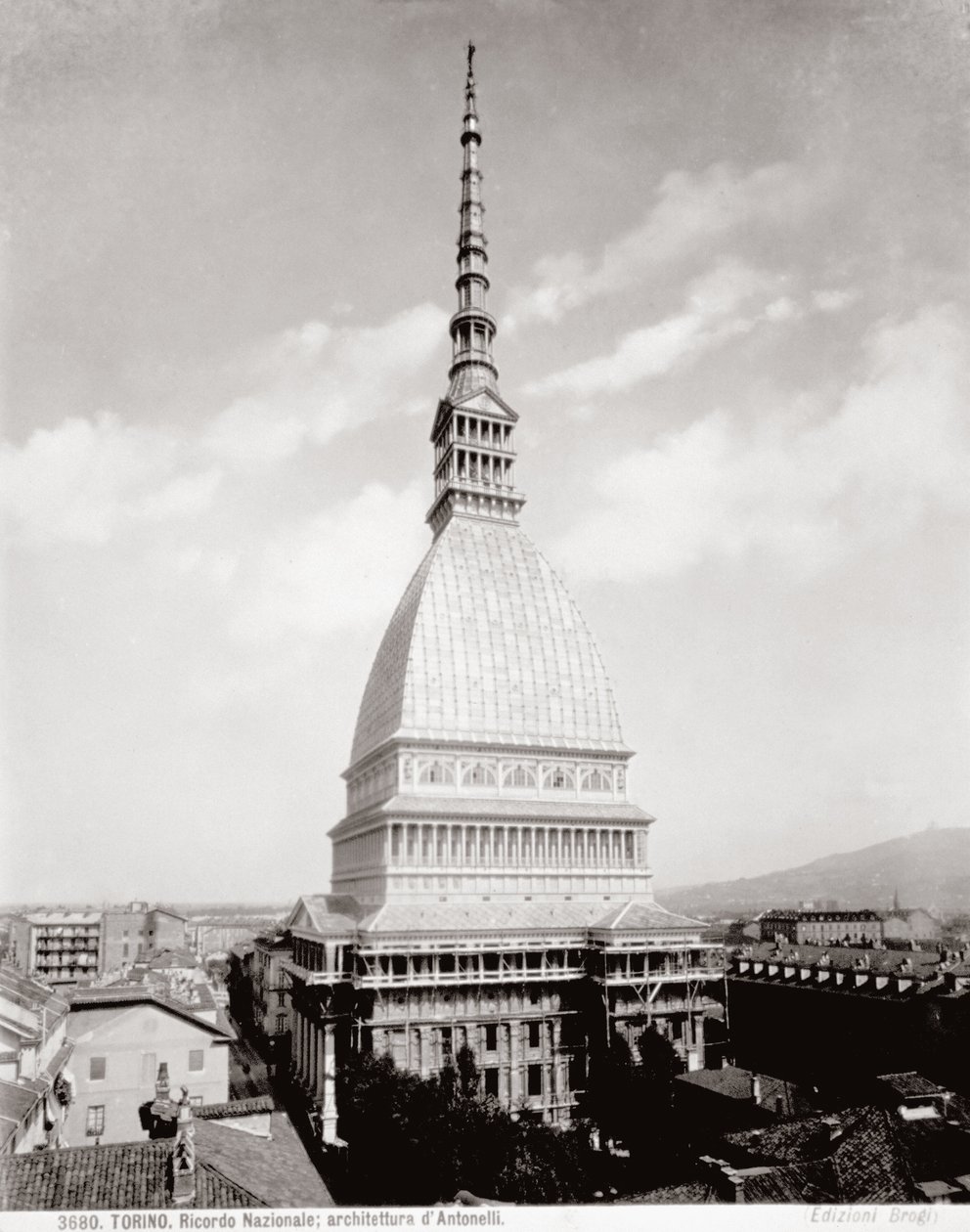 Utsikt över den Antonellianska mullvaden i Turin, c.1890 av Giacomo Brogi