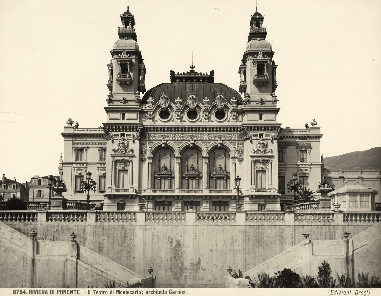 Utsikt över fasaden på Montecarlo-teatern, designad av Charles Garnier. Monaco av Giacomo Brogi