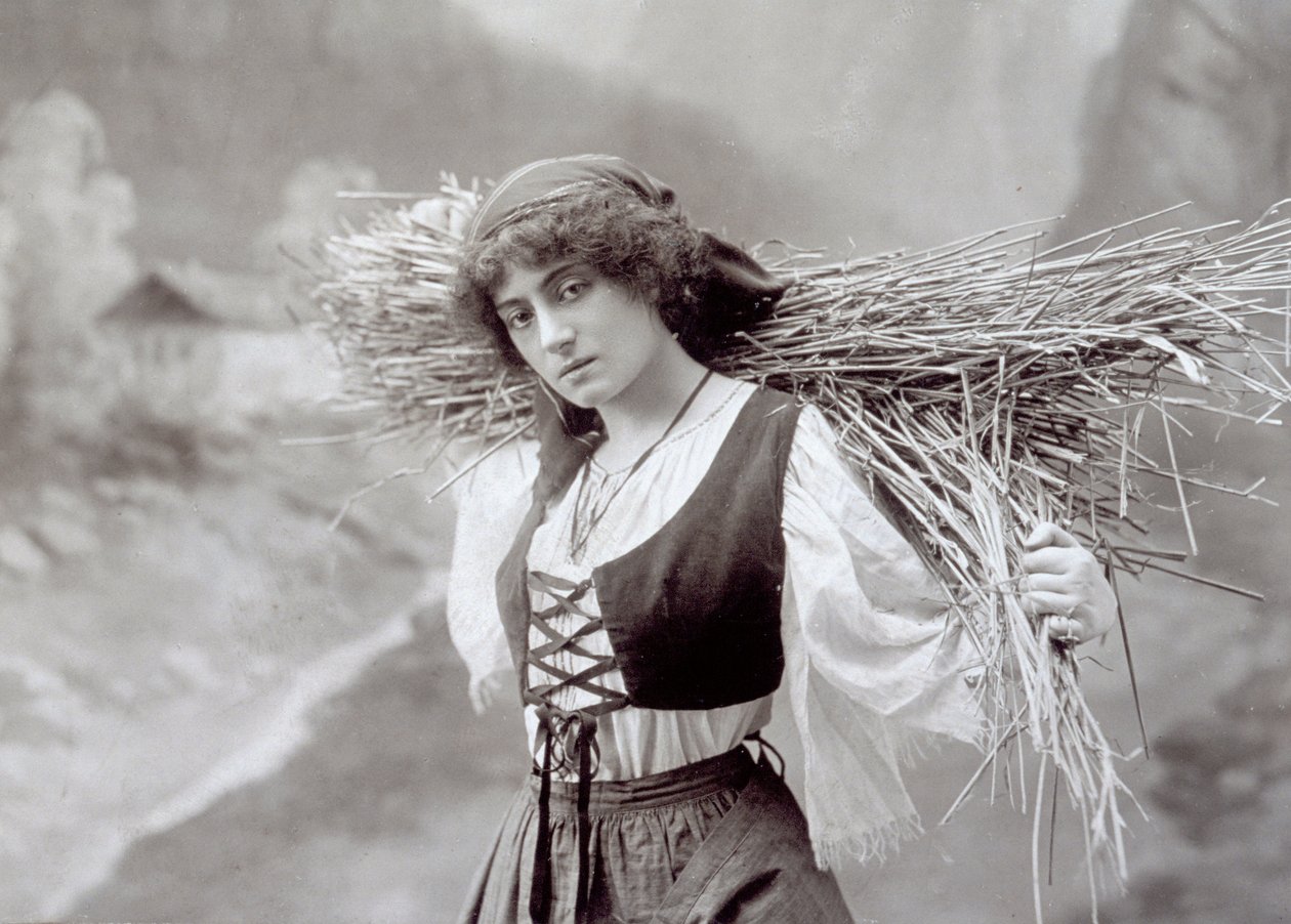 Ung kvinna i traditionell klänning som bär en bunt halm (s/v foto) av Giacomo Brogi