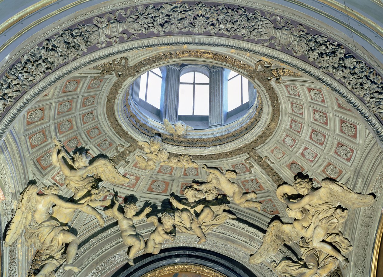 Utsikt över kupolen med änglar från Fonseca-kapellet (polykrom stuckatur) av Gian Lorenzo Bernini