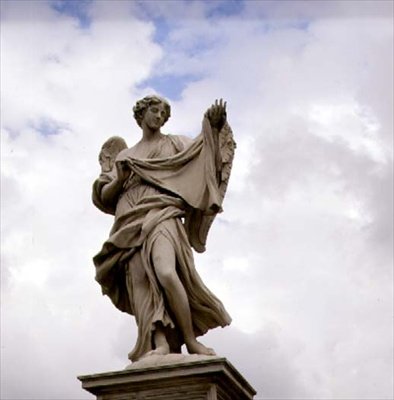 Staty av en ängel som håller det heliga döljet av Gian Lorenzo Bernini