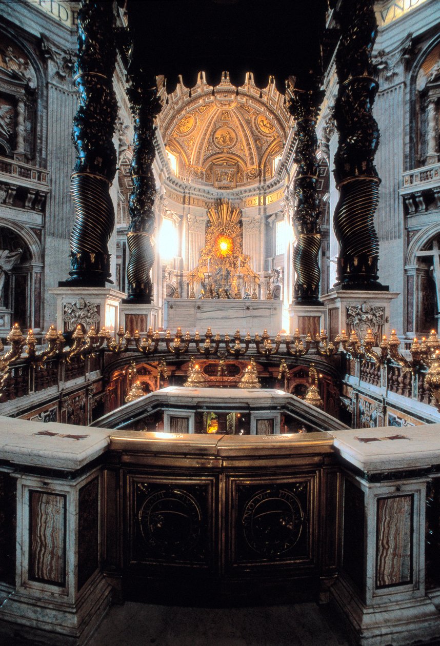 Vy över baldakinen på mästaraltaret designat av Gian Lorenzo Bernini (Bernini), Peterskyrkan (Basilica San Pietro) i Rom. Italien av Gian Lorenzo Bernini