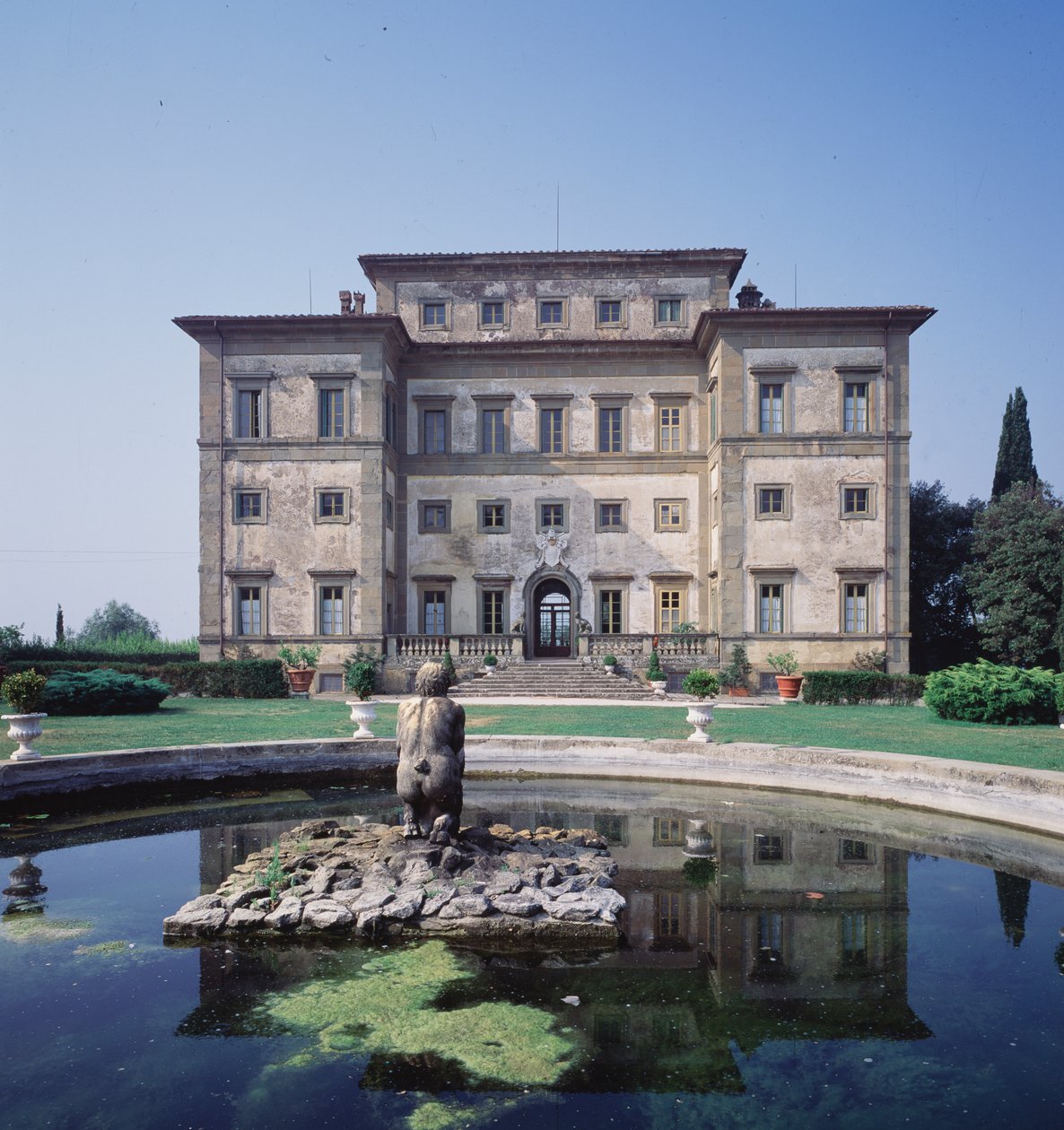 Utsikt över trädgårdsfasaden, designad av Gian Lorenzo Bernini (1598-1680) (foto) av Gian Lorenzo Bernini
