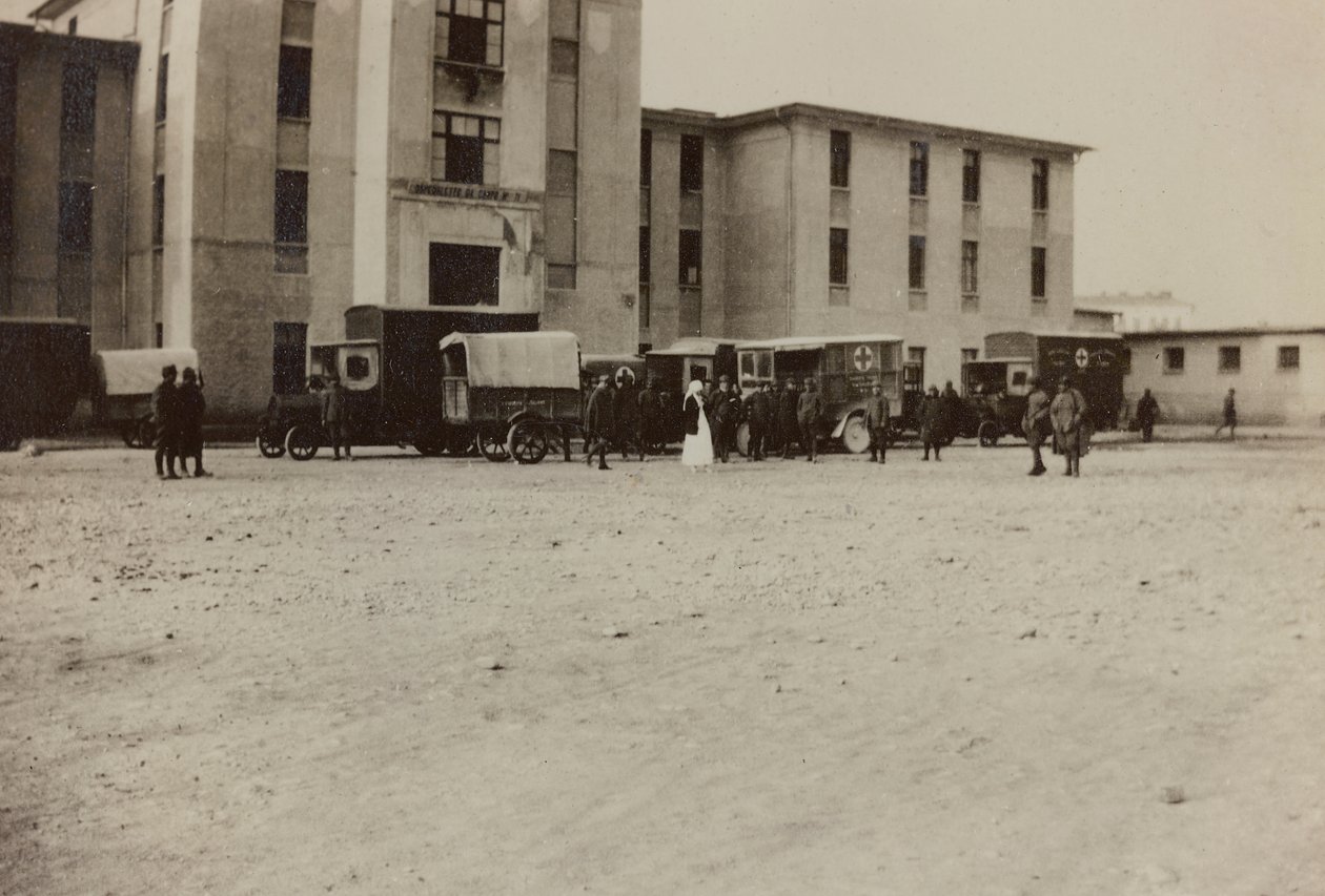 Album "Pictures of War II": Italienska soldater och Röda Korsets ambulanser i Gradisca Sagrado, Gorizia, Italien (s/v foto) av Gigliucci Gigliucci