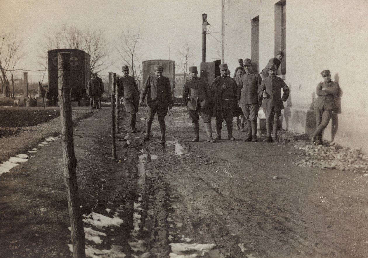 Album "Pictures of War II": Italienska soldater och Röda Korsets ambulanser i Gradisca Sagrado, Gorizia, Italien (s/v foto) av Gigliucci Gigliucci