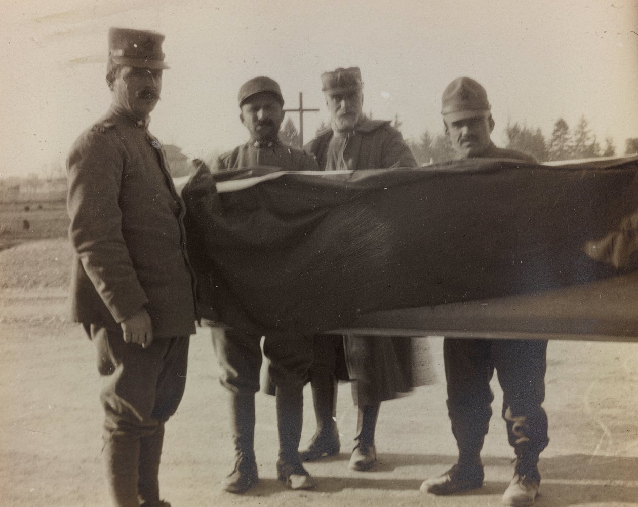 Album "Pictures of War II": Italienska soldater bär kistan till en fallen från det stora kriget (s/v foto) av Gigliucci Gigliucci