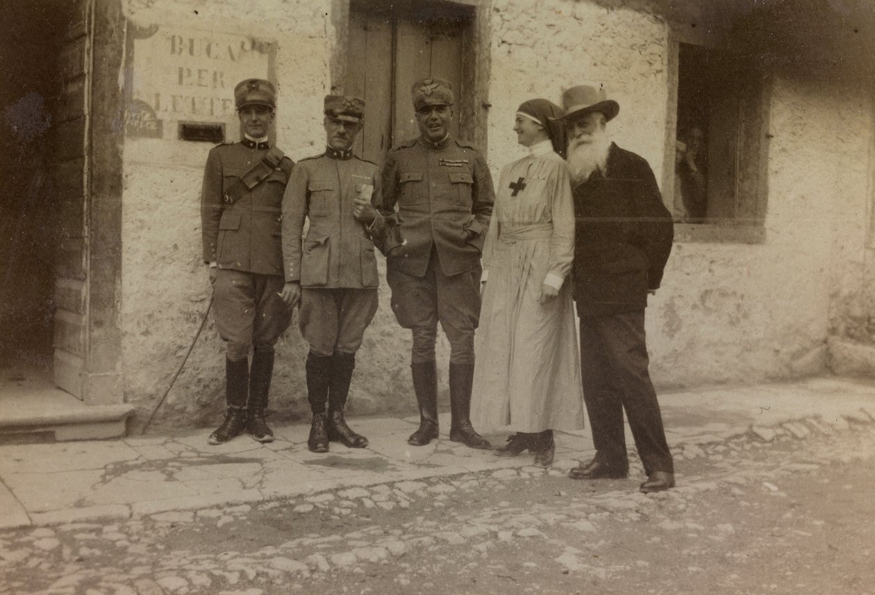 Album "Pictures of War II": Röda Korset och italienska soldater (s/v foto) av Gigliucci Gigliucci