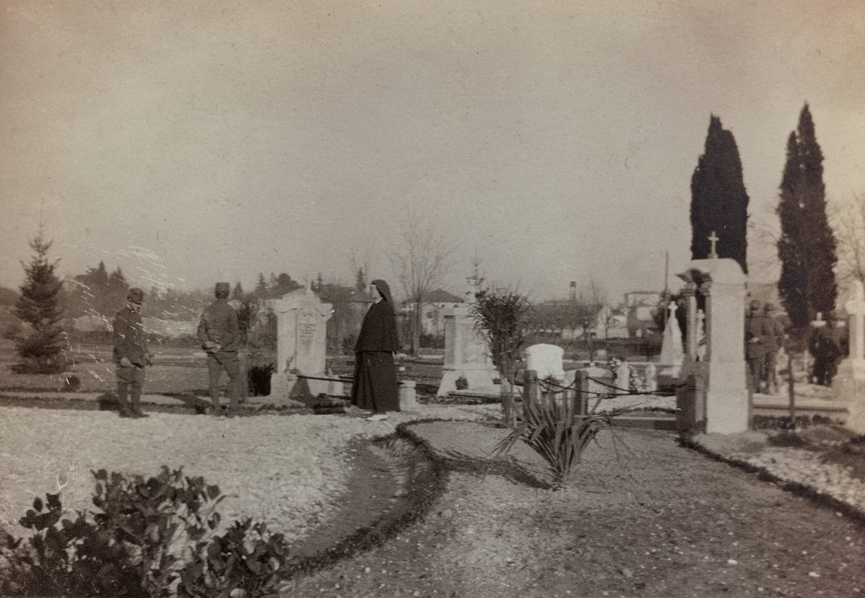 Album "Pictures of War II": soldater och Röda Korset för att besöka kyrkogården i Gradisca (s/v foto) av Gigliucci Gigliucci