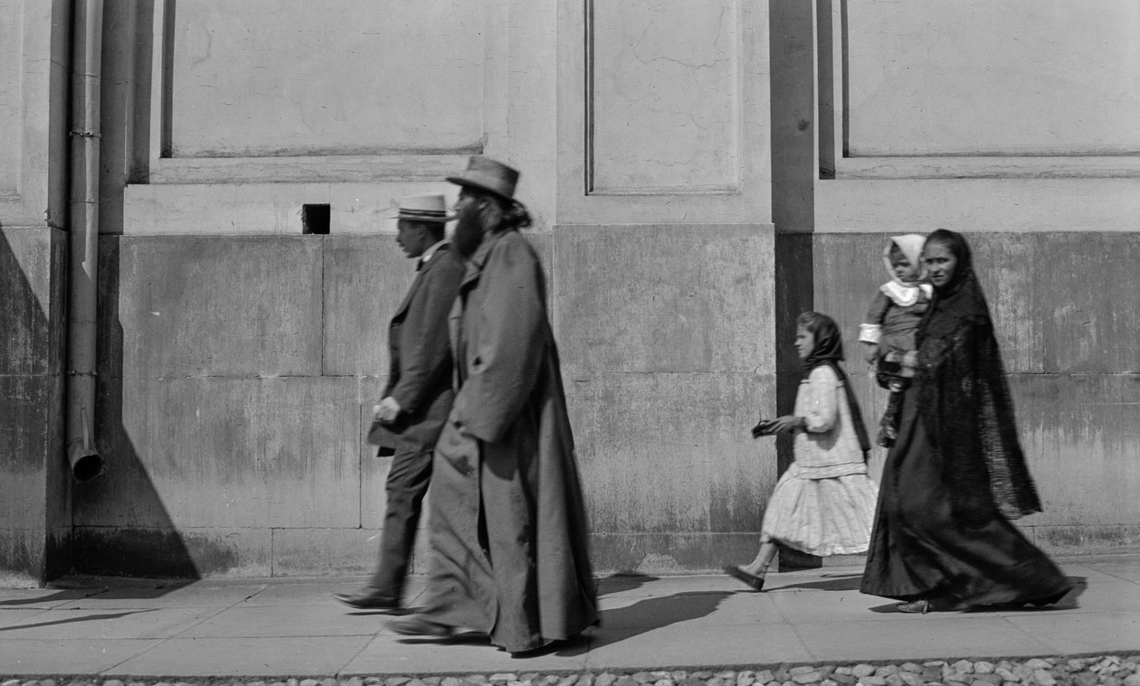 Rysk-ortodox präst promenerar på trottoaren följd av sin fru och två barn i Moskva av Gilbert H. Grosvenor