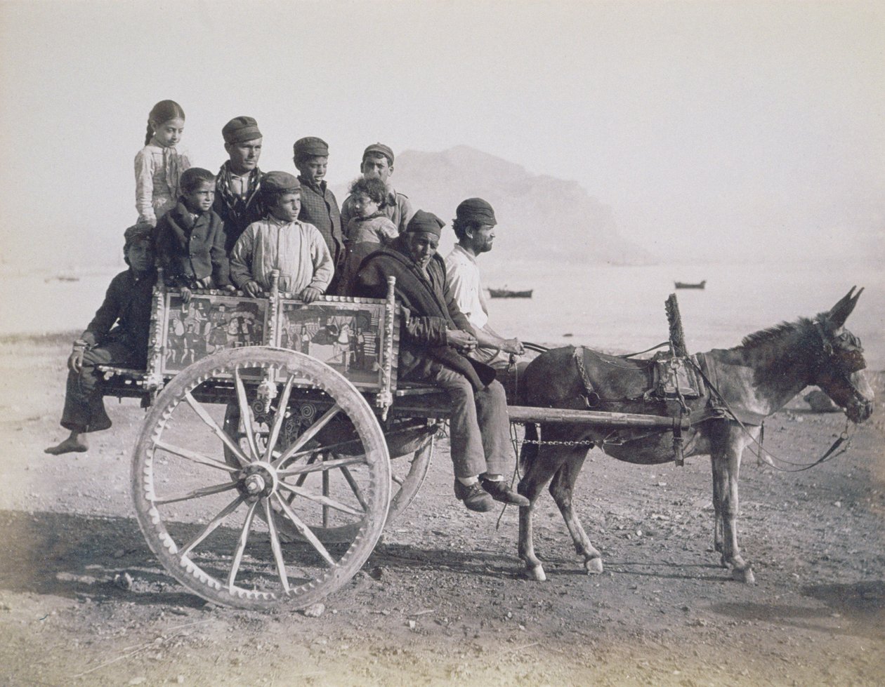En fullsatt vagn dragen av en mula, Palermo, Sicilien, ca 1880 (albumintryck) av Giorgio Sommer