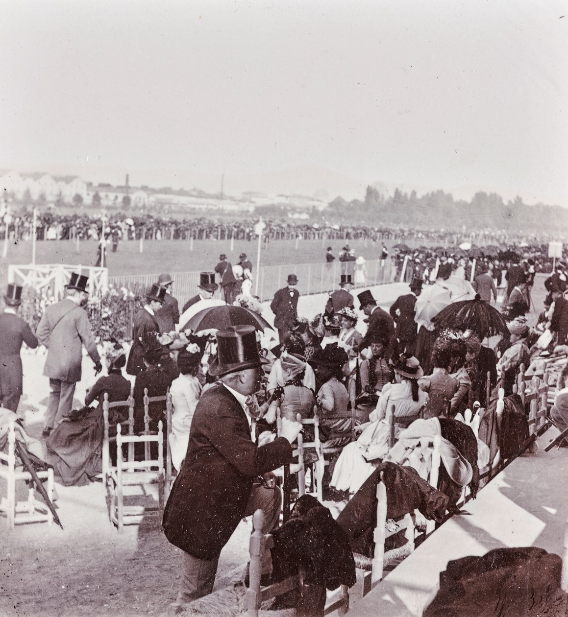 Åskådare kapplöpningsbanan i Cascineparken: General Pralormo, Neri Corsini, Alberto Rignano, Gennaro Placci, grevinnan Maud Ricci, grevinnan av Perkenstein av Giorgio Enrico (attr.to) Levi