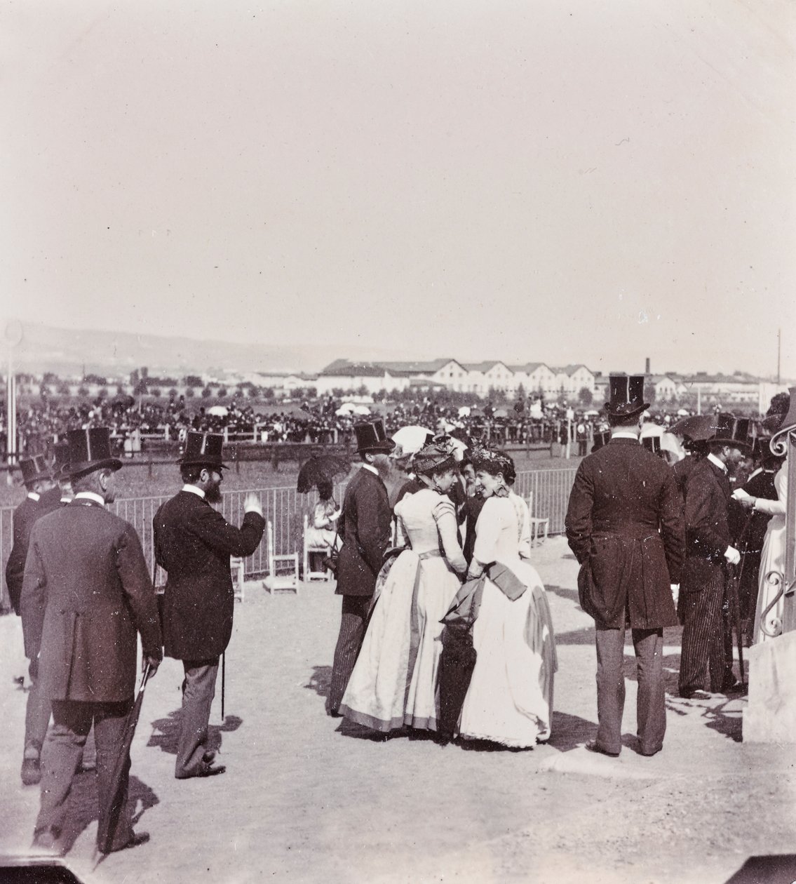 Åskådare kapplöpningsbanan i Cascineparken: Giovanni Fabbroni, Marchese Eugenio Niccolini och hans fru, grevinnan Guicciardini, L. Manara av Giorgio Enrico (attr.to) Levi