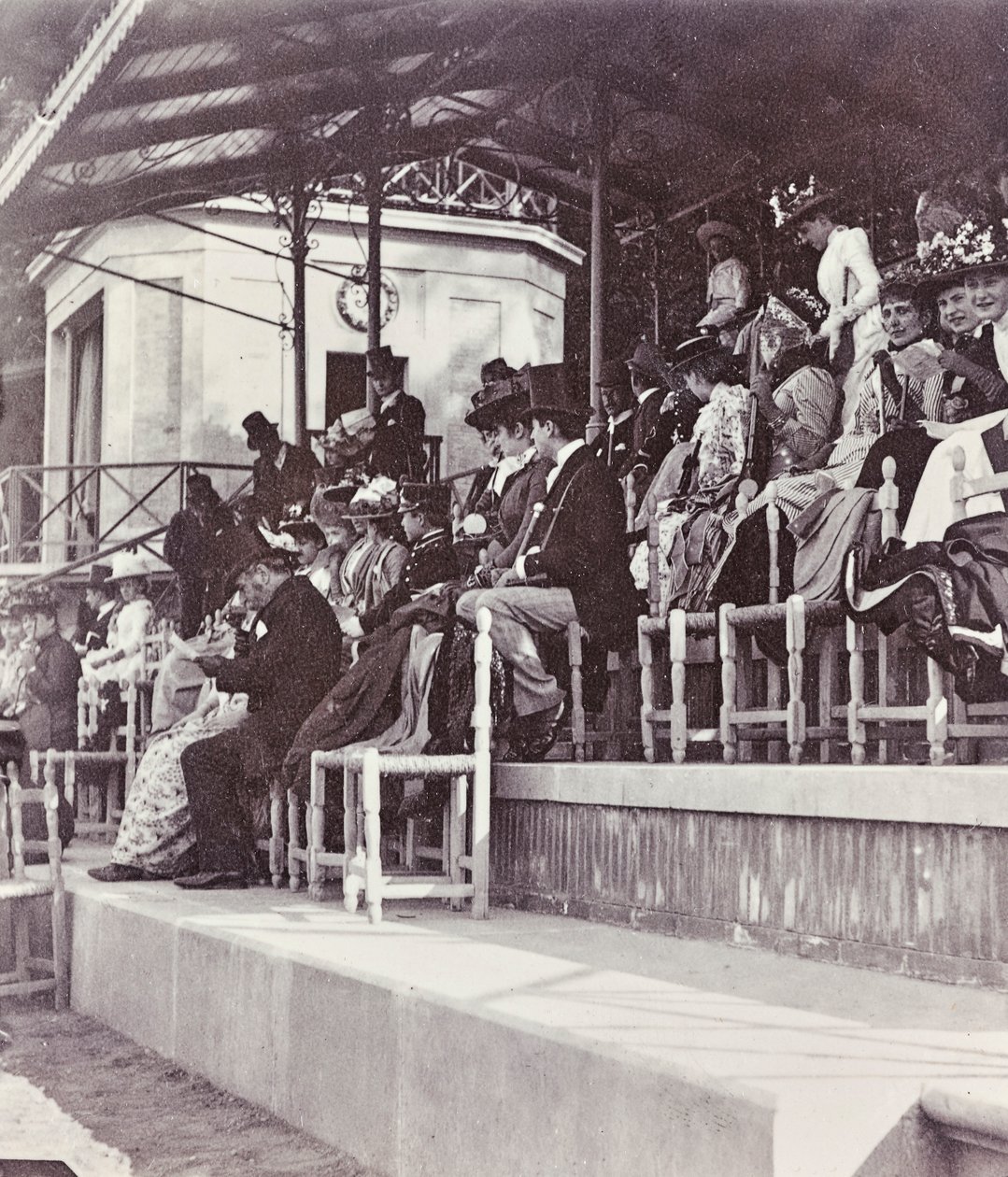 Åskådare kapplöpningsbanan i Cascineparken: grevinnan Cenami med sina döttrar, Levi, Conte Gondi, fru Van der Keim och styvdotter av Giorgio Enrico (attr.to) Levi