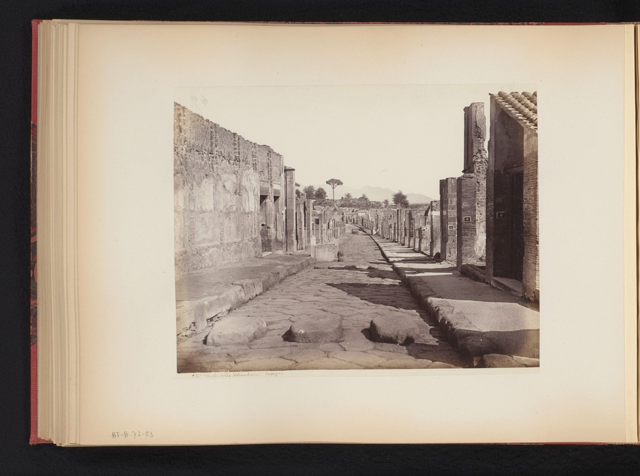 Utsikt över Strada della Abbondanza i Pompeji, Italien Strada della Abbondanza. Pompeji (titel på objekt) av Giorgio Sommer (attributed to)