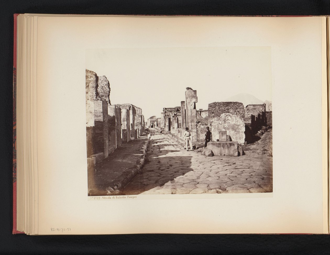 Vy över Strada di Salustio i Pompeji, Italien Gatan i Salustio. Pompeji (titel på objekt) av Giorgio Sommer (attributed to)