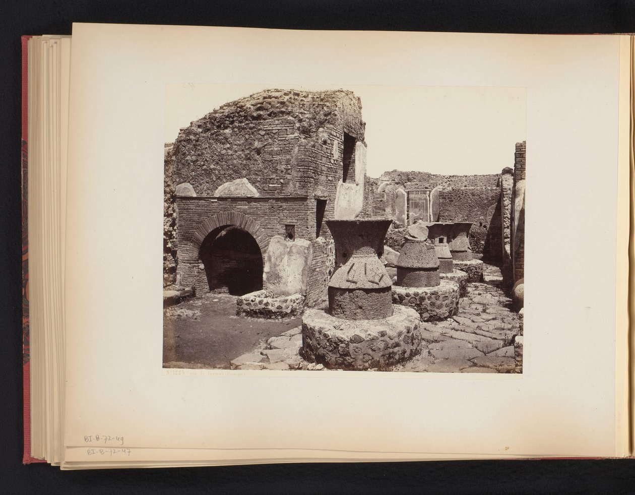 Ruinerna av ett bageri i Pompeji Casa di fornai Pompei (titel på objekt) av Giorgio Sommer (attributed to)