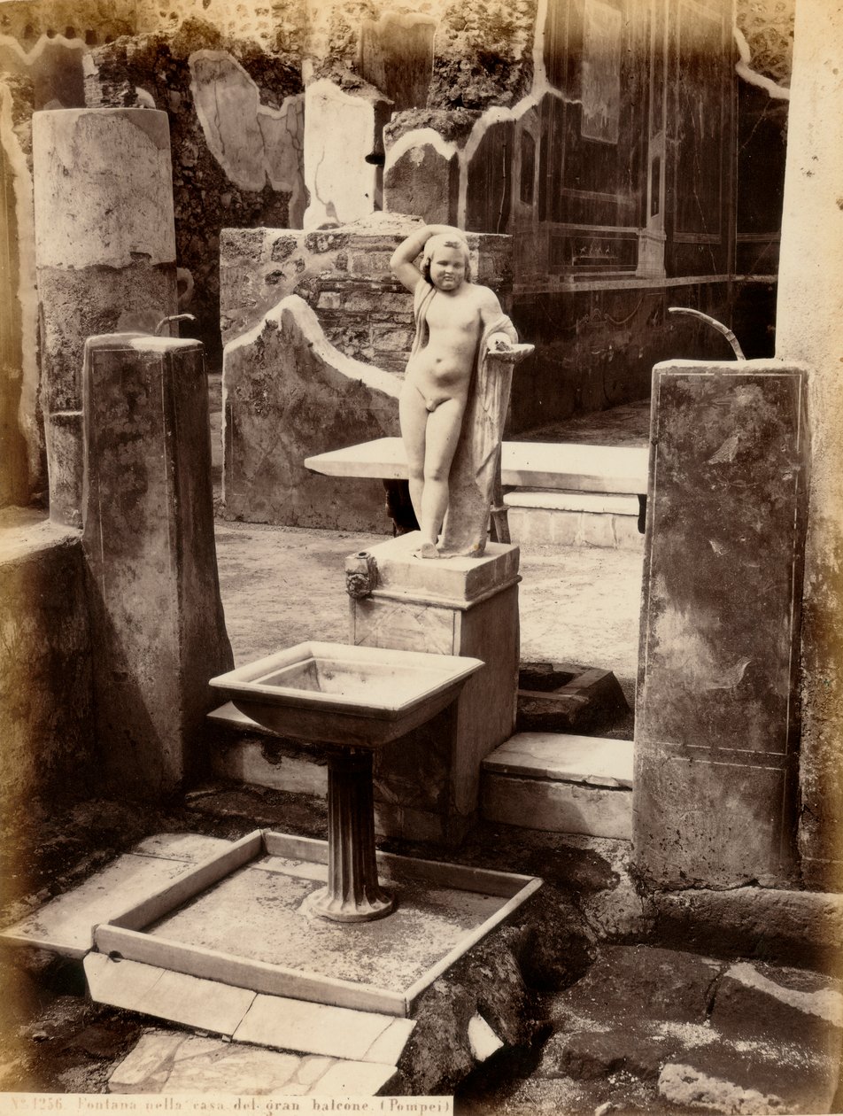 En fontän som består av en skulptur av en ung pojke naken. Fontänen är i House of Balcone pensil, i Pompei av Giorgio Sommer