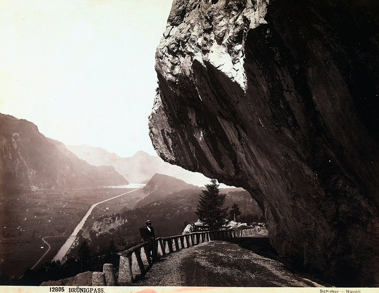 En väg i Brünigpass-bergen, i Schweiz av Giorgio Sommer