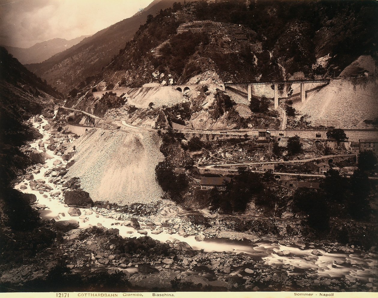 En sträcka av San Gottardo-järnvägen mellan Giornico och Biasca av Giorgio Sommer