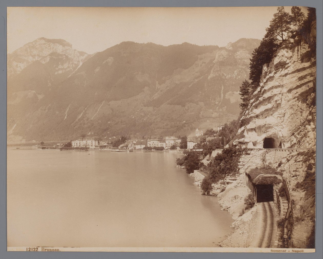 Brunnen vid Vierwaldstättersjön i Schweiz Brunnen (titel på objekt) av Giorgio Sommer