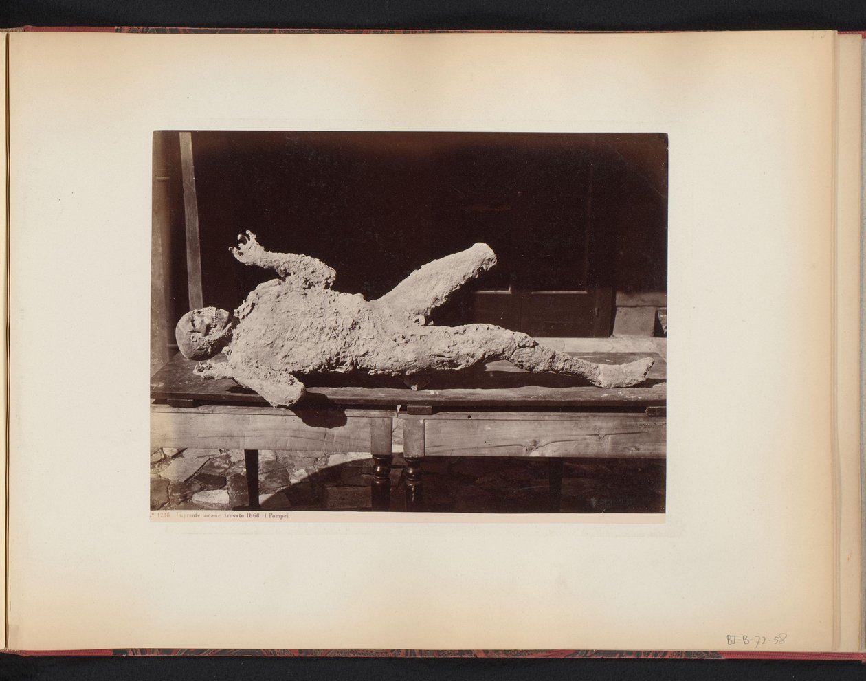 Mumifierad person i Pompeji, Italien Impronte umane trovato 1868 (Pompeii (titel på objekt) av Giorgio Sommer