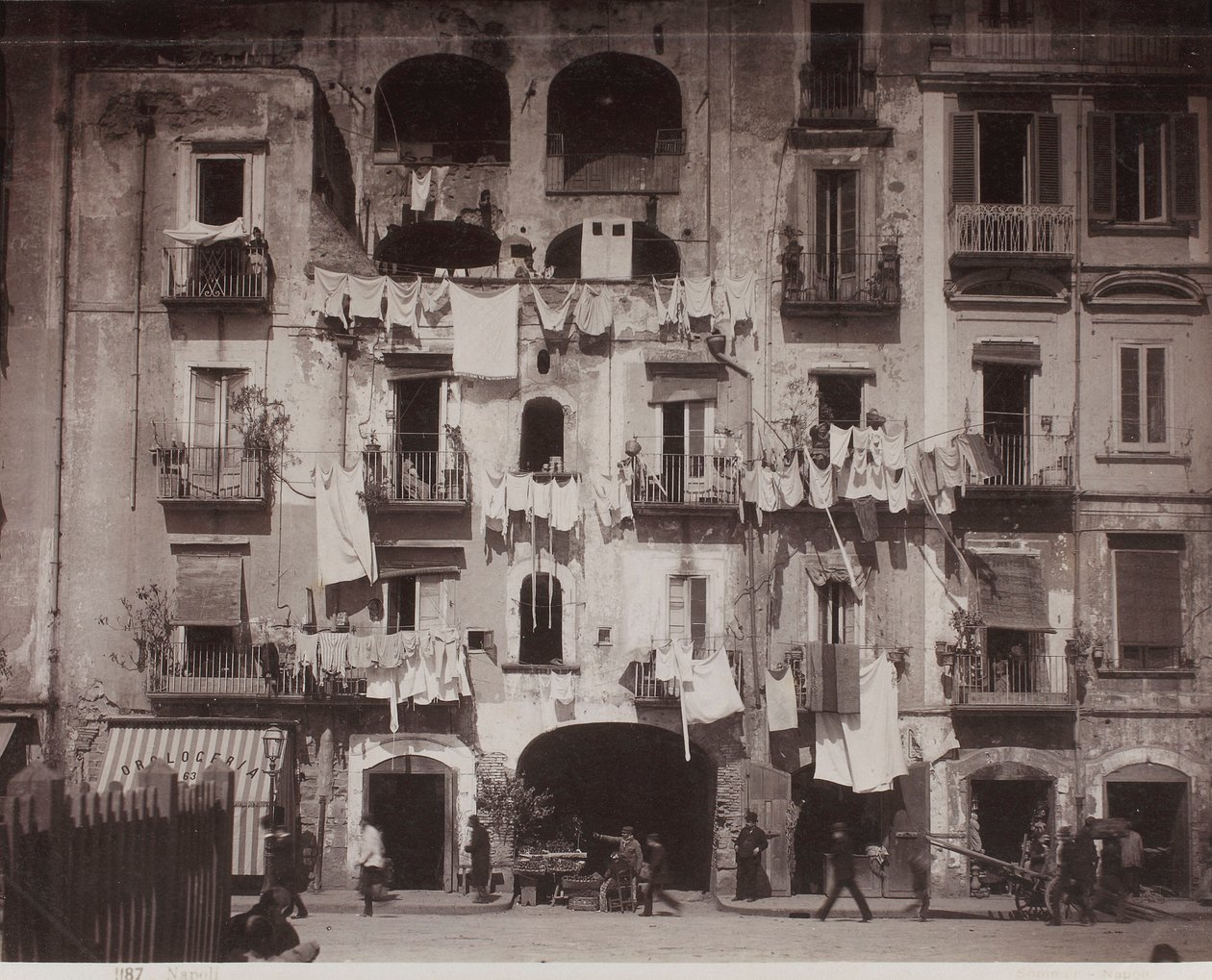 "Napoli" - Hyreshus i Neapel av Giorgio Sommer