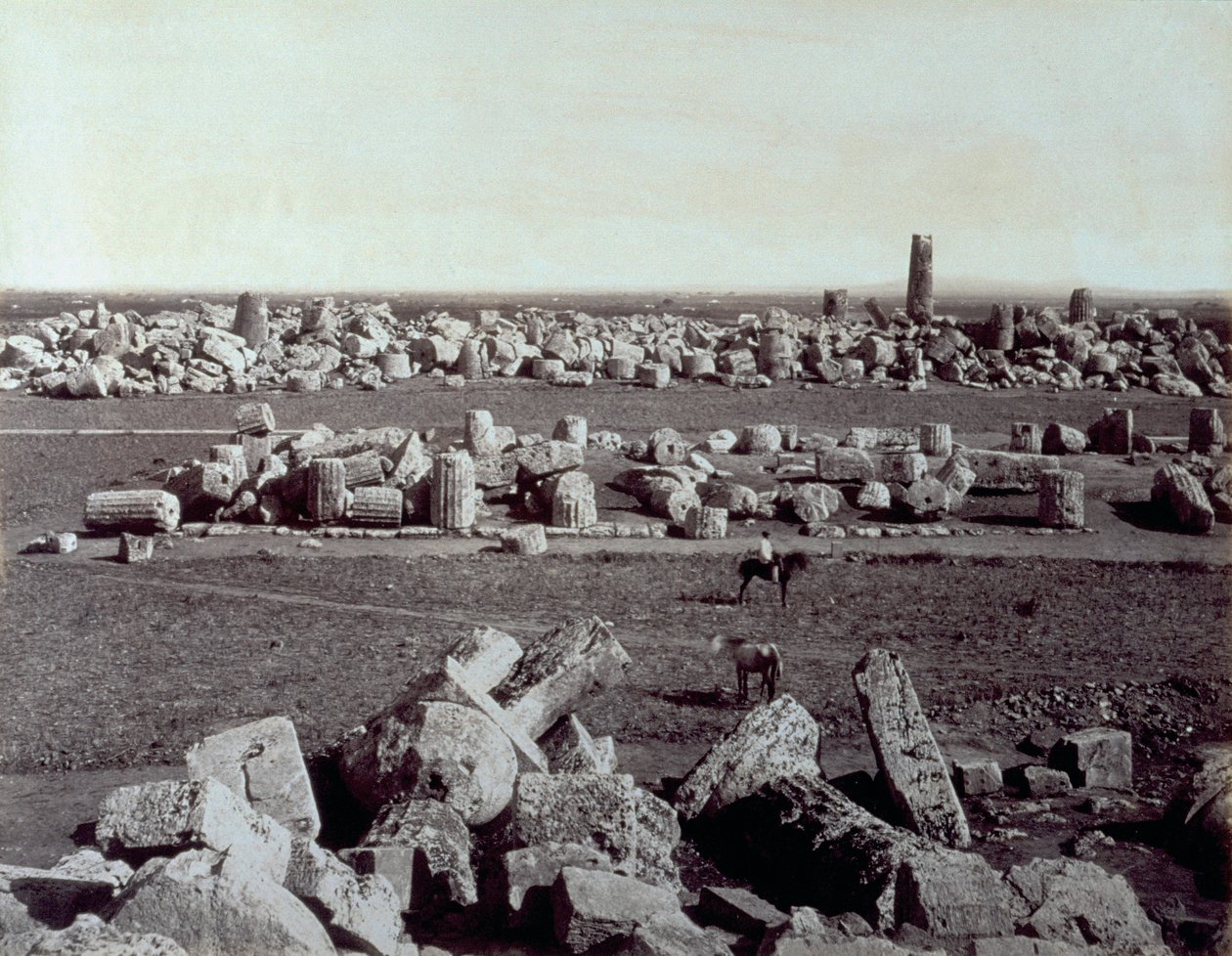 Panorama över resterna av Temple of Minerva och Temple of Apollo i Selinunte. Det finns en man till häst bland ruinerna av den arkeologiska platsen av Giorgio Sommer