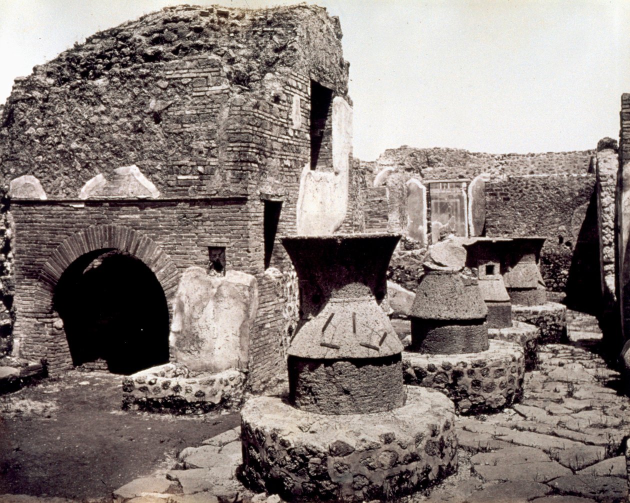 Pompei: utsikt över en bagares arbetsrum av Giorgio Sommer
