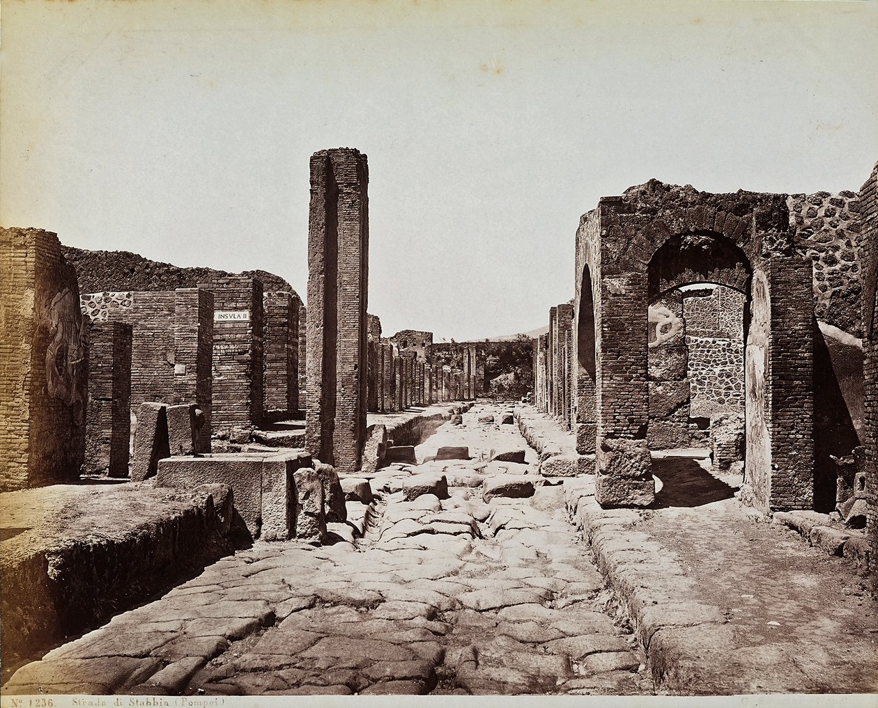 Strukturella ruiner längs Strada di Stabia, vid den arkeologiska platsen Pompeji av Giorgio Sommer