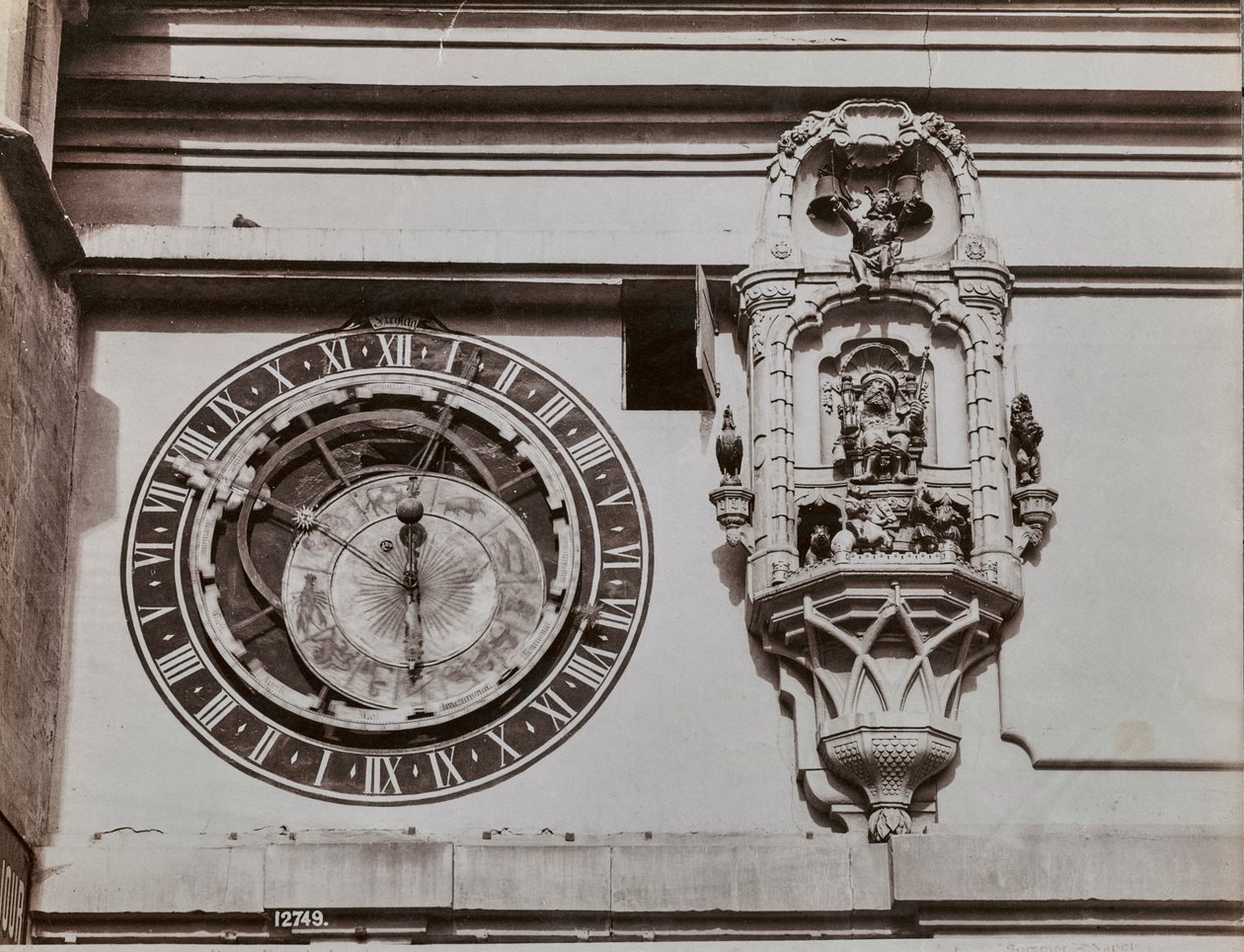 Klocktornets kvadrant i Bern, av Kaspar Brunnen (1527-1530). Vid sidan av den astronomiska klockan ett kiosk som innehåller statyetter som slås på av själva klockan fyra minuter innan klockan slår av Giorgio Sommer
