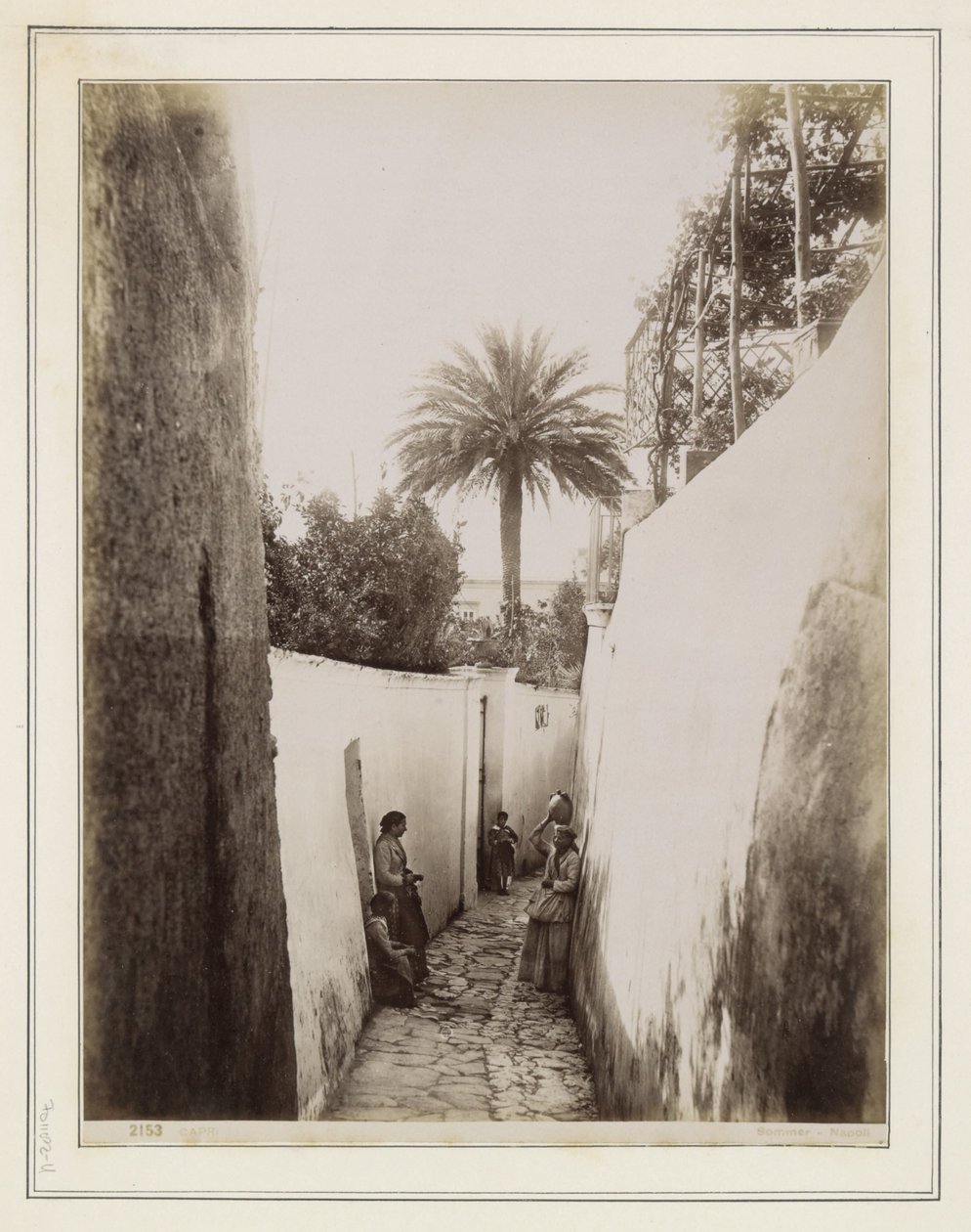 Kvinnor och barn i en gränd på Capri av Giorgio Sommer