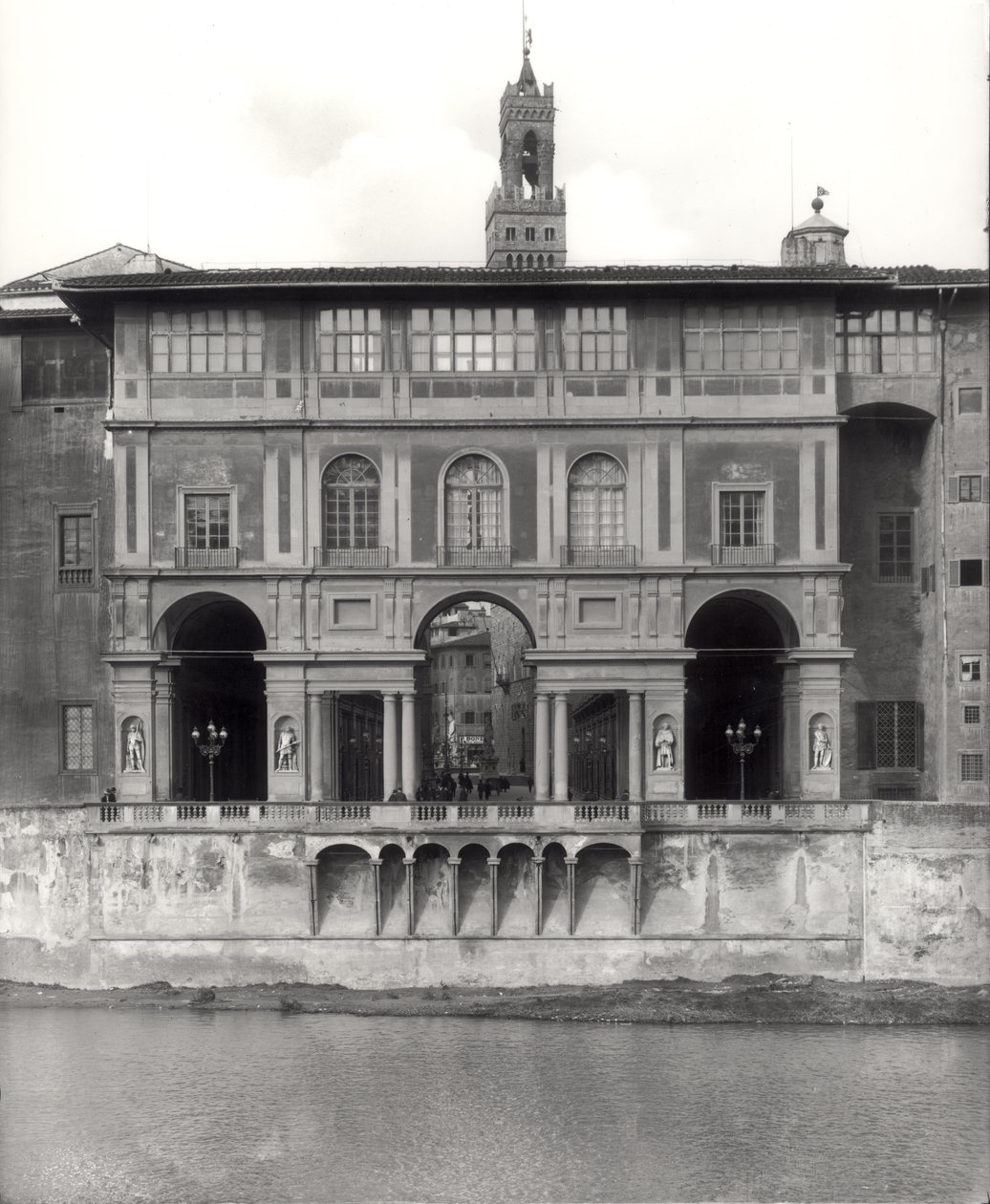 Fasad av Uffizigalleriet på Lungarno Torrigiani av Giorgio Vasari
