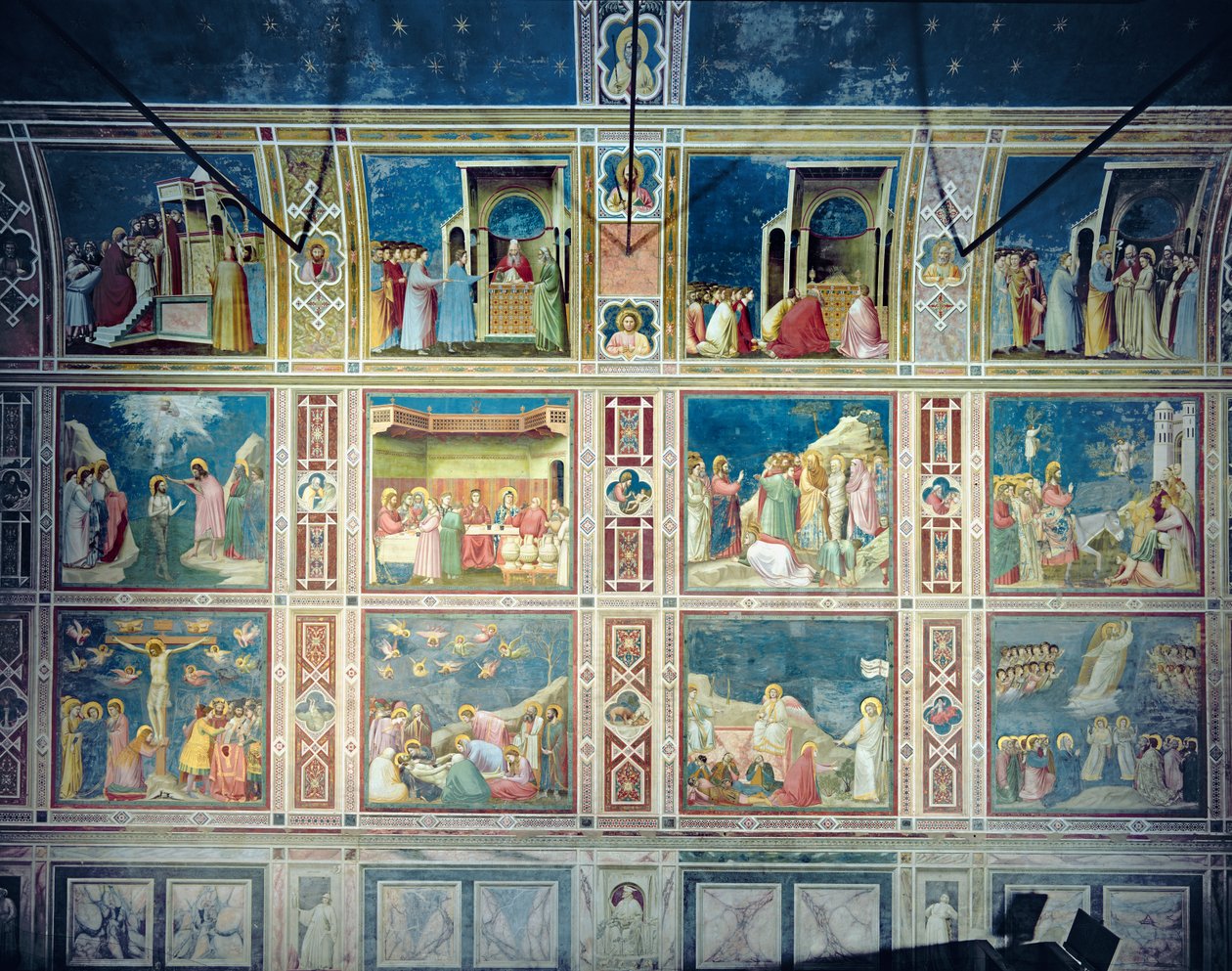 Vy över den norra väggen som visar scener från Jungfruns liv och Kristi liv, ca 1305 av Giotto di Bondone