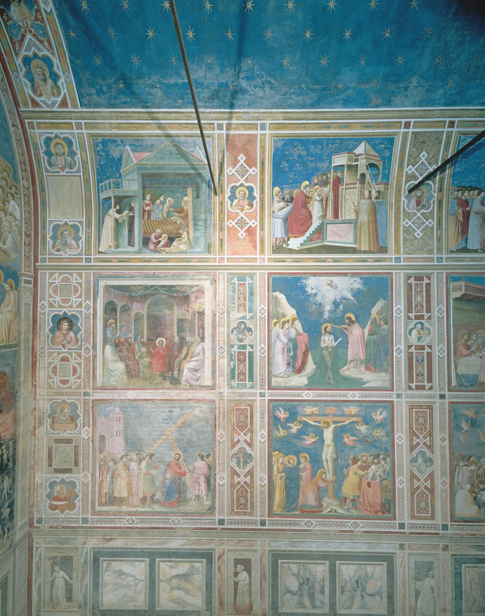 Vy över freskerna på vänster vägg, ca 1303-05 (efter restaurering) av Giotto di Bondone