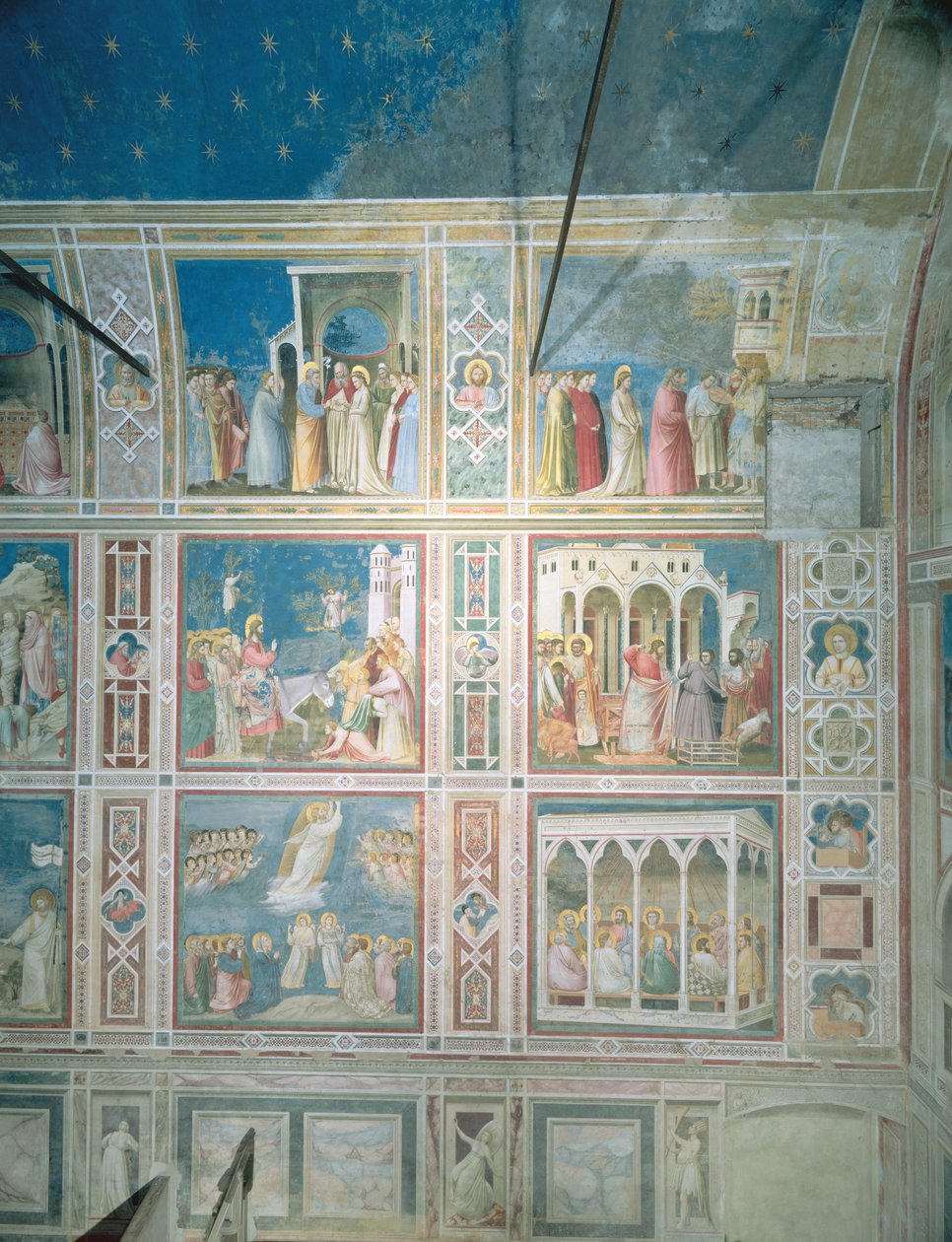 Vy över freskerna på vänster vägg, ca 1303-05 (efter restaurering) av Giotto di Bondone