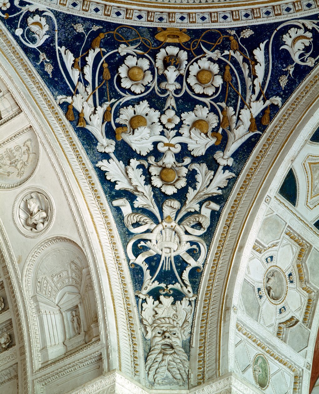 Loggian, detalj av en spandrel i valvet dekorerad med blommiga reliefer, 1520-tal (stuckatur) av Giovanni da Udine