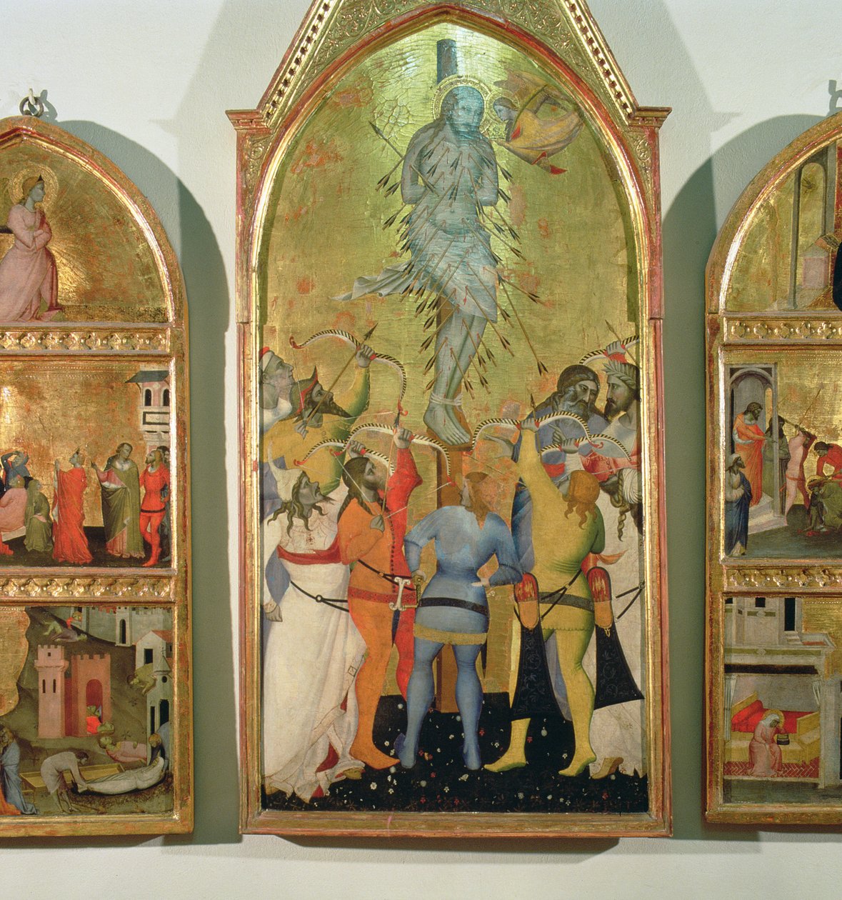 S:t Sebastians martyrskap, detalj på mittpanelen som visar helgonet skjuten med pilar tempera på paneldetalj från 94768 av Giovanni di Niccolo del Biondo