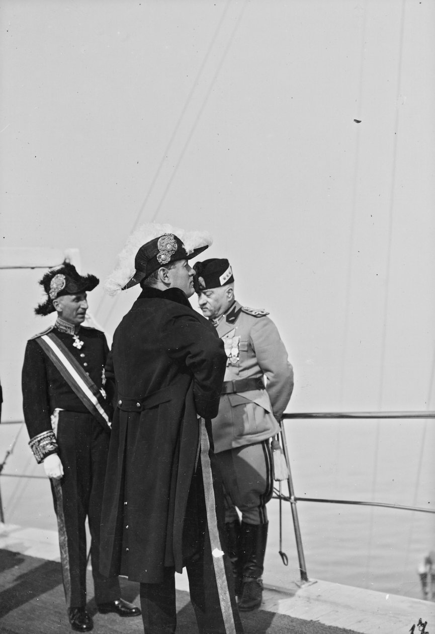 Album "Duce": Benito Mussolini i uniform ombord på ett fartyg åtföljd av en tjänsteman från staten och prins Maurice Gonzaga markis av Vodice (s/v foto) av Giovanni Agosto
