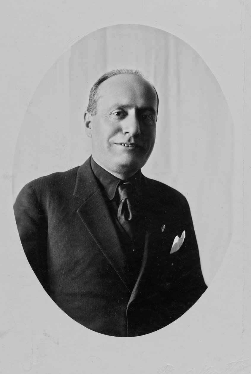 Album "Duce": Benito Mussolini passfoto i civila kläder (s/v foto) av Giovanni Agosto