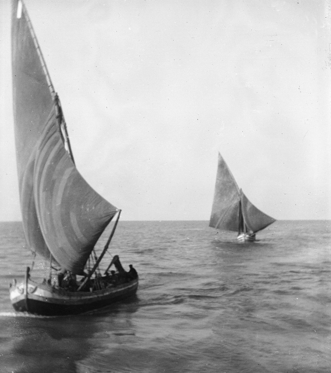 Segelbåtar med folk ombord av Phillipe de Marlier
