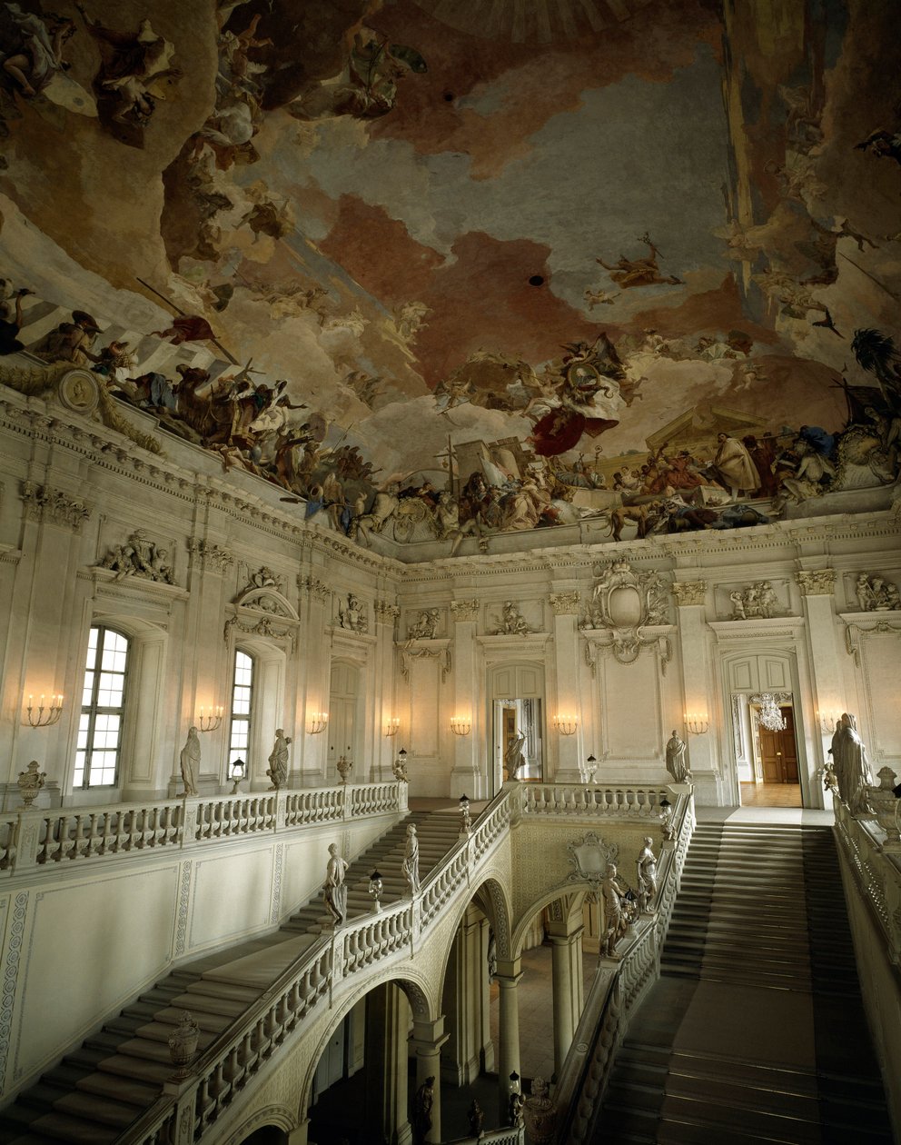 Utsikt över den stora trappan och taket som representerar allegorin om de fem kontinenterna av Giovanni Battista Tiepolo