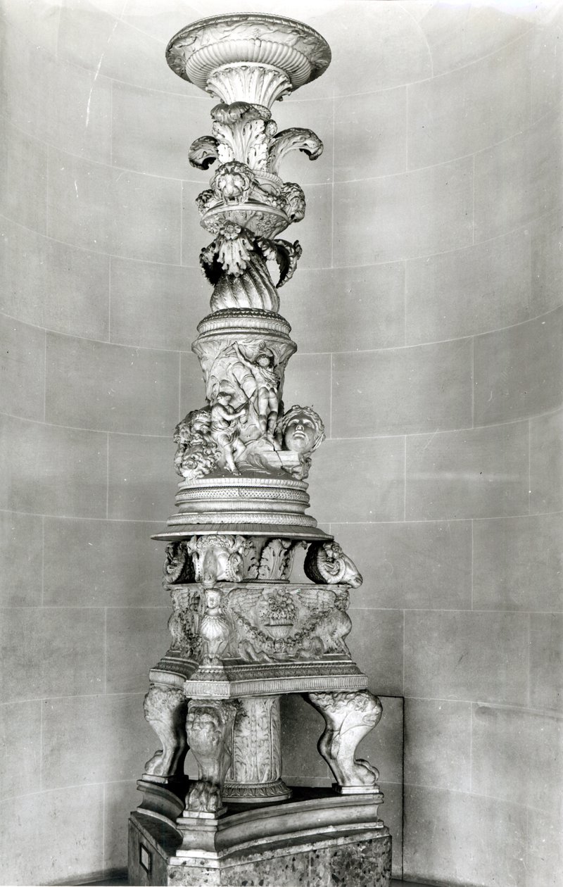 Kandelabrar designade av Piranesi på basis av romerska antika föremål för hans egen grav (marmor) av Giovanni Battista Piranesi