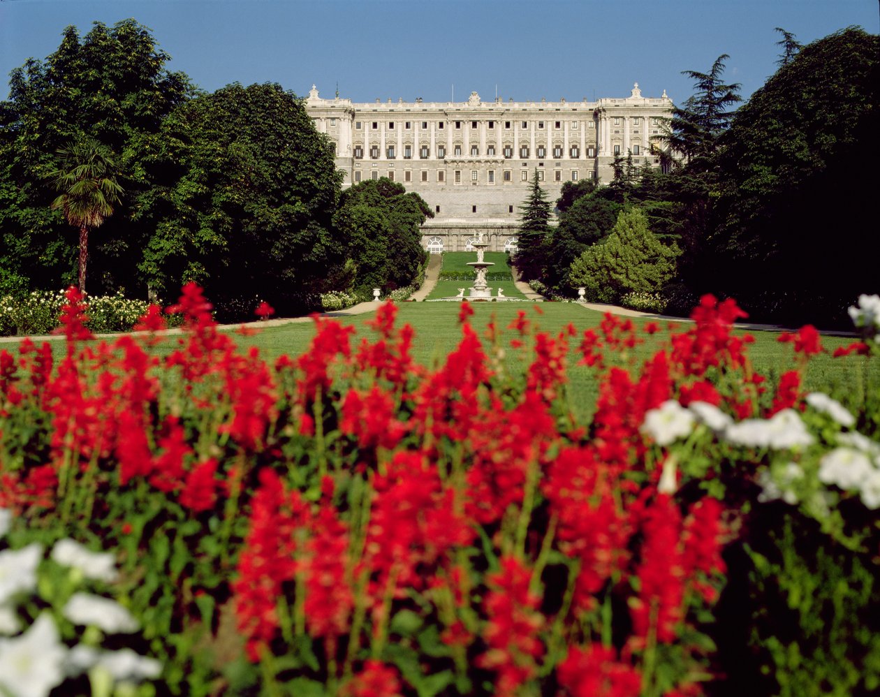 Palacio Real från trädgårdarna, påbörjat 1738 av Giovanni Battista Sacchetti
