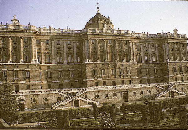Utsikt över södra fronten av Palacio Real, påbörjad 1738 av Giovanni Battista Sacchetti