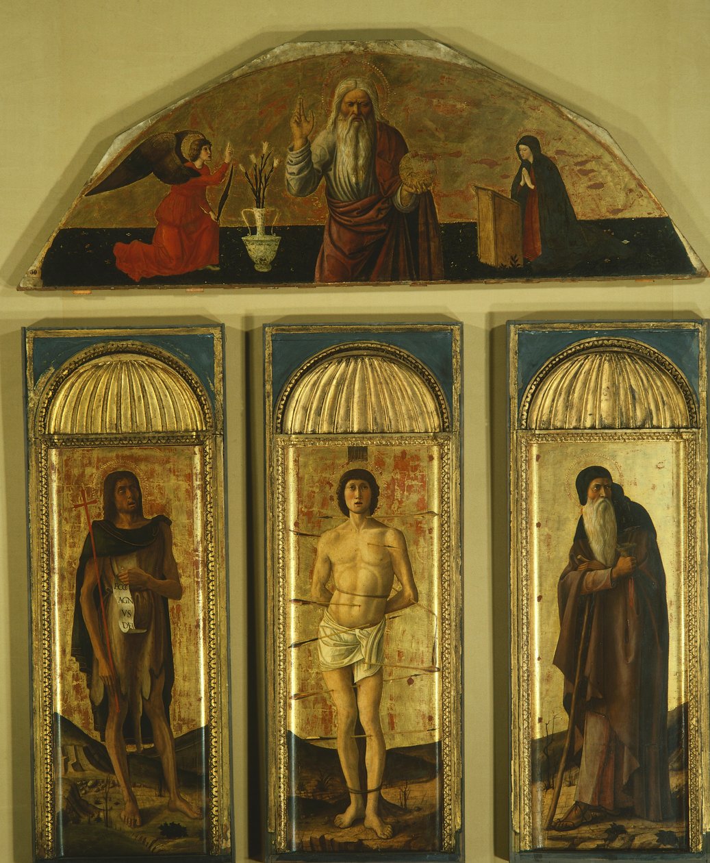Triptyk av St Sebastian av Giovanni Bellini (1431-36 - 1516) och andra målare, tempera på panel, central panel 127x48, sidopaneler 103x45, lunette 59x170 av Giovanni Bellini