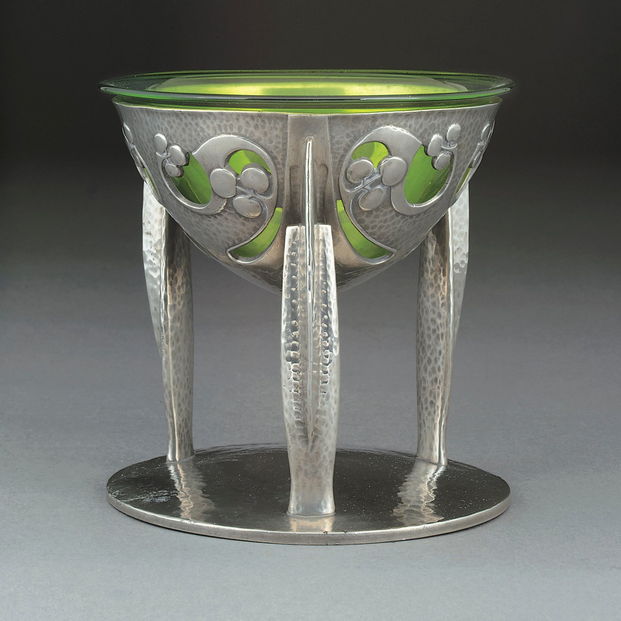 En Tudric coupé i tenn och glas av Giovanni Bigatti